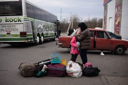 Natasha Sarkisiyan abraza a su hija mientras esperan un autobús para ser evacuadas de Kramatorsk, en el este de Ucrania, este domingo. ACNUR, la agencia para los refugiados de la ONU, ha elevado a 4,5 millones el número de ucranios que han huido del país por la guerra, que comenzó el 24 de febrero con la llegada de las tropas rusas a territorio del país vecino.