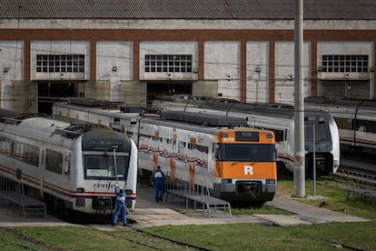 Trenes de Rodalies y media distancia en los talleres de San Andreu Condal