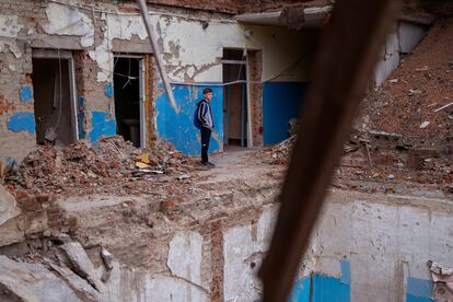 Mikola Kravchenko, de 12 años, miraba el martes lo que queda de su clase de informática en el liceo de Mijailo-Kotsiubinske, tras los bombardeos de las fuerzas rusas. “Cuando estoy en la escuela, pienso en la persona que murió entre los escombros. Lo siento profundamente por ella”, lamentaba. 
