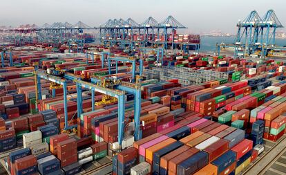 Vista de la terminal de contenedores del puerto de Qingdao (China).