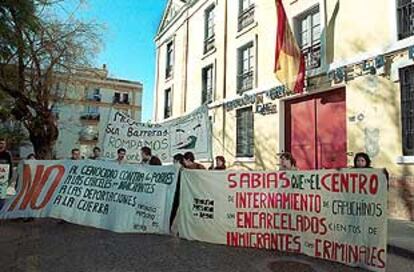 Un grupo de manifestantes bloqueaba ayer el centro de internamiento de Málaga.