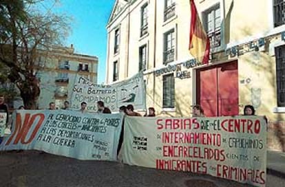 Un grupo de manifestantes bloqueaba ayer el centro de internamiento de Málaga.