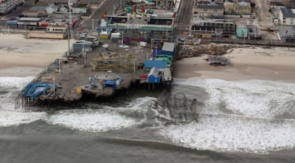 Vista área de Seaside Heights, Nueva Jersey, con un paseo marítimo destrozado tras el paso de Sandy.