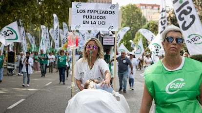 Varias personas participan, con pancartas, en una manifestación a favor de la subida salarial y los servicios públicos, a 21 de septiembre de 2022, en Madrid (España). Jesús Hellín / Europa Press. 24/9/2022