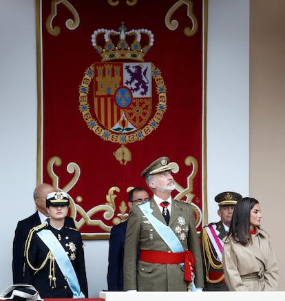 Los Reyes, Felipe y Letizia, junto a la Princesa de Asturias, Leonor de Borbón, al inicio del desfile.