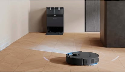 Robot aspirador que friega el suelo en una cocina