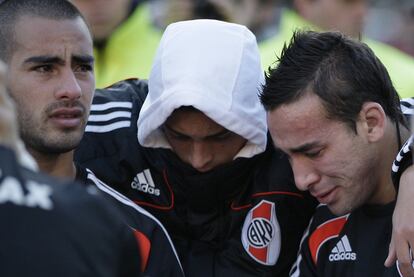 Gonzalo Piris (izquierda), Carlos Arana (centro), y Facundo Affranchino (derecha), se lamentan tras el encuentro.