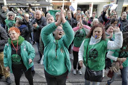 Miembros de la Plataforma de Afectados por las Hipotecas protestan en Barcelona en febrero de 2018