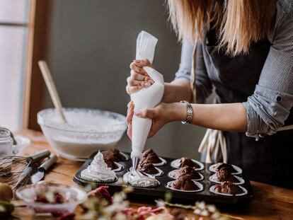 Incluyen accesorios para crear diferentes formas de pasteles y decoraciones culinarias.GETTY IMAGES.