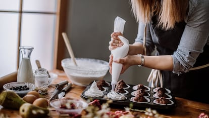 Incluyen accesorios para crear diferentes formas de pasteles y decoraciones culinarias.GETTY IMAGES.