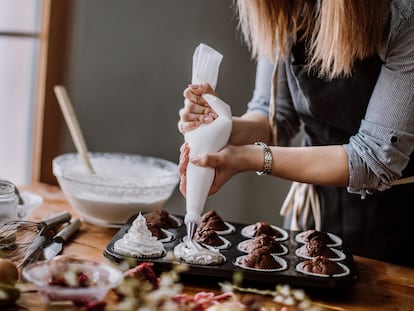 Incluyen accesorios para crear diferentes formas de pasteles y decoraciones culinarias.GETTY IMAGES.