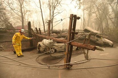 Reparación de un poste de la luz en el incendio de Paradise, California.