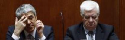 El primer ministro de Portugal, Jose Socrates, junto al ministro de Finanzas, Fernando Teixeira dos Santos, durante la sesión parlamentaria