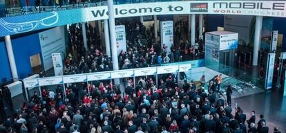 Visitantes de la feria haciendo cola durante la pasada edición del Mobile World Congress en 2014.