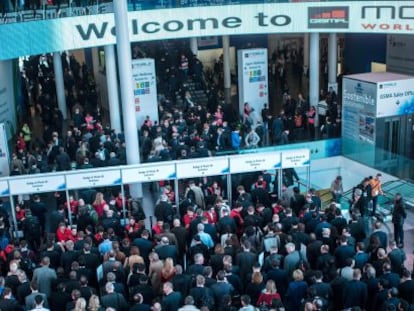 Visitantes de la feria haciendo cola durante la pasada edici&oacute;n del Mobile World Congress en 2014. 