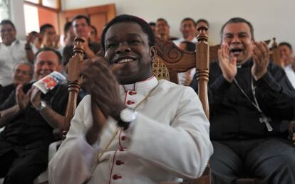 El Nuncio Apost&oacute;lico de Nicaragua, Fortunatus Nwachukwu, celebra la elecci&oacute;n del nuevo papa.