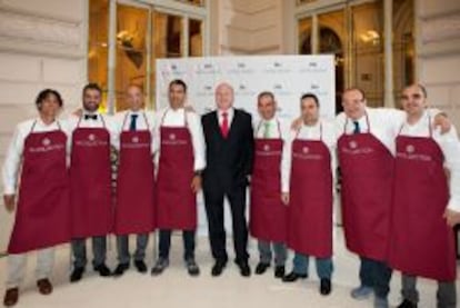 Hugo Rovira, director de NH en España, acompañado de los cocineros.