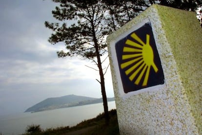 Moj&oacute;n del Camino junto a la costa de Fisterra (A Coru&ntilde;a).