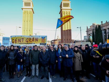 Josep Rull, fotografiado entre Jordi Turull y Laura Borràs, durante la manifestación contra la cumbre hispanofrancesa del pasado mes de enero en Barcelona.