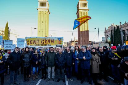 Josep Rull, fotografiado entre Jordi Turull y Laura Borràs, durante la manifestación contra la cumbre hispanofrancesa del pasado mes de enero en Barcelona.