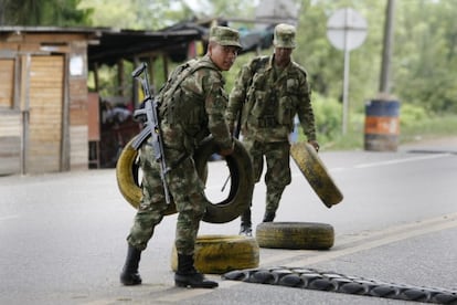 Militares colombianos instalam posto em Cauca, na sexta-feira.