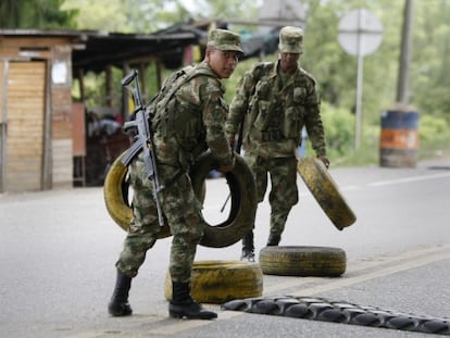 Militares colombianos instalam posto em Cauca, na sexta-feira.