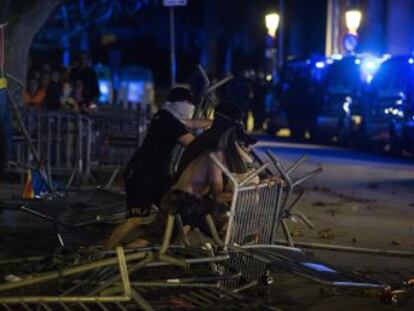 Los manifestantes tiran piedras y latas a los  mossos , y agreden e insultan a dos periodistas