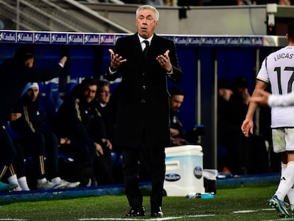 Carlo Ancelotti durante el encuentro de esta noche en Mendizorroza.