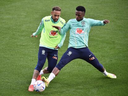 Neymar and Vinicius durante un entrenamiento con la selección de Brasil.