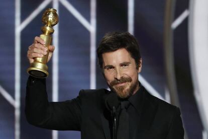 Christian Bale sostiene el Globo de Oro a Mejor actor de una película de comedia o musical por 'El vicio del poder'.