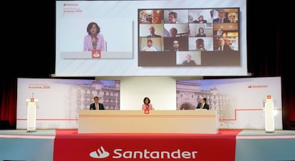 BOADILLA DEL MONTE (C.A. DE MADRID), 03/04/2020.- Imagen de la junta de Banco Santander, con su presidenta, Ana Botín; el consejero delegado, José Antonio Álvarez (i), y el secretario general, Jaime Pérez Renovales (d).