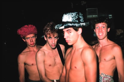 Los Red Hot Chili Peppers en su formación de 1987, o sea: Flea, Hillel Slovak, Anthony Kiedis y Jack Irons posan tras un concierto en Minnesotta.