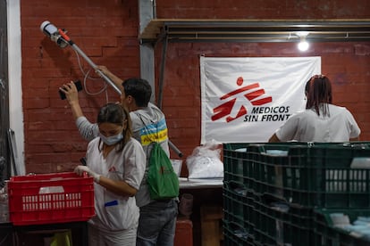 Voluntarios trabajan en el laboratorio de Arbovirosis de Médicos Sin Fronteras en Tegucigalpa, Honduras. En el marco del Día Mundial del Dengue, Médicos Sin Fronteras inició el proyecto “Prevención de Arbovirosis”.