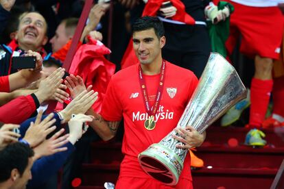 El futbolista José Antonio Reyes, de 35 años, ha fallecido este sábado en un accidente de tráfico, según ha informado el Sevilla FC en su cuenta de Twitter. El suceso ha ocurrido a las 11.40 en la autovía A-376, de la capital andaluza a Utrera, al salirse de la calzada e incendiarse el vehículo en el que viajaba. En la imagen, Reyes celebra la victoria en la final de la UEFA Europa League con el Sevilla, el 27 de mayo de 2015, en Varsovia (Polonia).