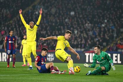 Sorloth marca el cuarto gol del Villarreal ante el Barcelona, en el Estadio Olímpico Lluís Companys.