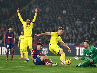 Sorloth marca el cuarto gol del Villarreal ante el Barcelona, en el Estadio Olímpico Lluís Companys.