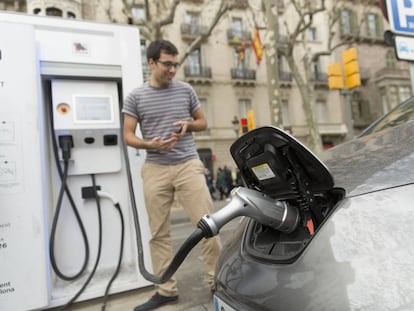 Un conductor recarga su coche eléctrico.