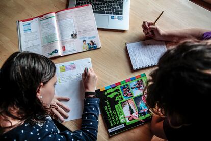 Dos adolescentes estudian inglés en su casa de Madrid.