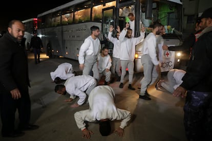 Autobuses con presos palestinos liberados por Israel llegan a Jan Yunis (Gaza), en la madrugada de este jueves.