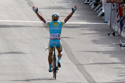 Vinokourov entra a la meta para coronarse vencedor después de un gran trabajo de equipo con Contador