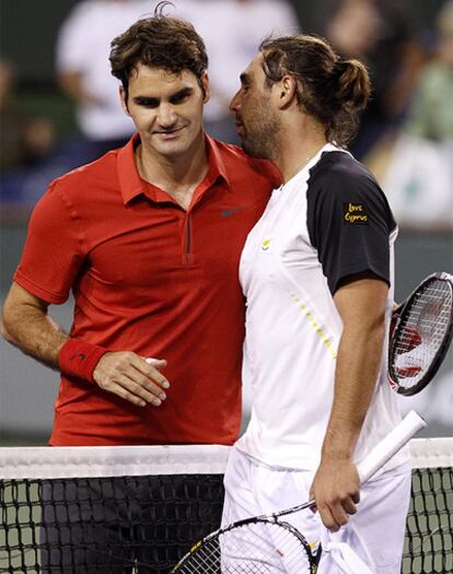 Marco Baghdatis y Roger Federer se saludan al final del partido