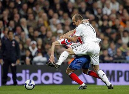 Robben pelea por el balón con Simão.