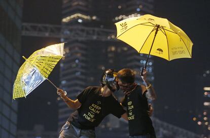 Manifestantes en una barricada de la zona ocupada frente a la sede del gobierno de Hong Kong.