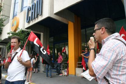 Protesta sindical a las puertas de la sede de la CAM en la tarde de ayer.