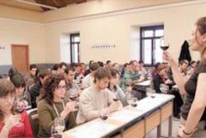 El rioja busca los clientes del futuro en la universidad