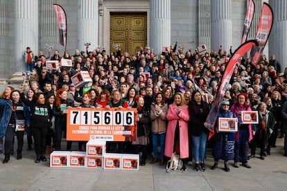 La secretaria general de Podemos, Ione Belarra, participa junto a los promotores de una Iniciativa Legislativa Popular (ILP) contra la tauromaquia en una entrega de firmas, este lunes en el Congreso de los Diputados.