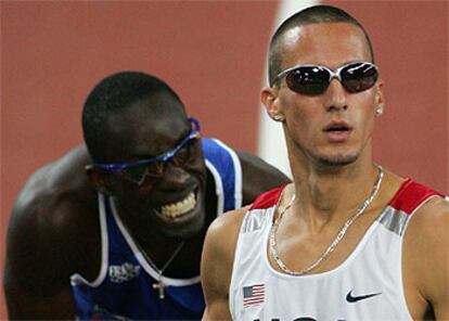 El estadounidense Jeremy Wariner observa el marcador electrónico tras su semifinal.

María Muttola.