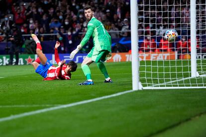 João Félix (en el suelo) y De Gea miran cómo entra el gol del portugués este miércoles en el Metropolitano.