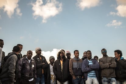 <p>Un grupo de detenidos en el centro de internamiento para solicitantes de asilo africanos de Holot, situado en el desierto de Negev, en el sur de Israel.</p>  <p>Algunos de ellos huyeron del brutal régimen de Eritrea, conocida como “la Corea del Norte de África”. Otros son sudaneses que han huido de la región de Darfur. Los solicitantes de asilo sudaneses escaparon del genocidio y la limpieza étnica perpetrados por el régimen árabe de Jartún contra las tribus africanas no árabes de Darfur (en el oeste del país), los Montes Nuba y la región del Nilo Azul (en el sur).</p>