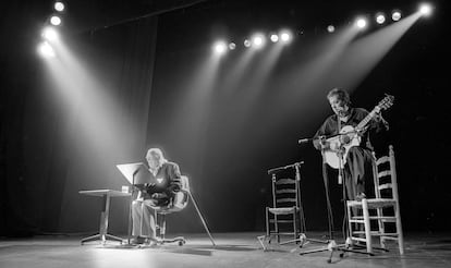 21 de mayo de 1991. Rafael Alberti y Paco Ibáñez, en el teatro Alcalá Palace de Madrid, interpretando la versión de Ibáñez del poema 'A galopar'.